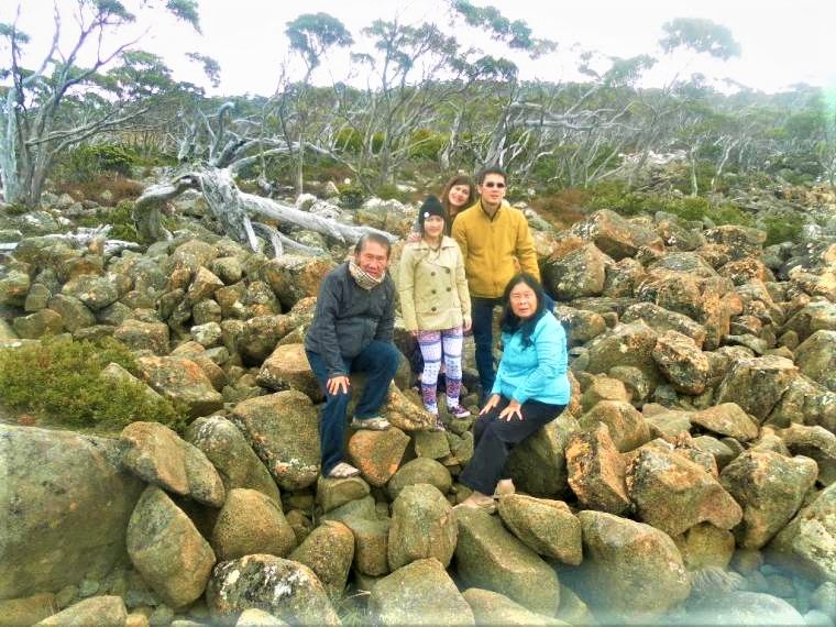 ket.foto: diajak jalan ke pulau Tasmania,berjaket kuning adalah putra kami/dokpri