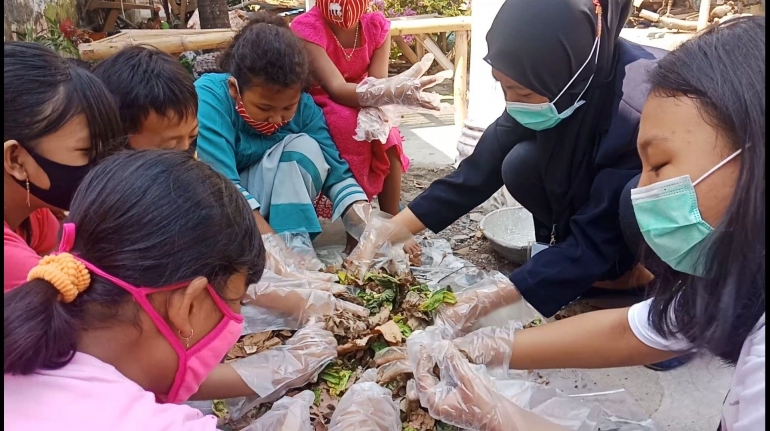 Pembuatan Pupuk Bokashi (Dok. Mahasiswa)