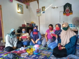 Baturetno (17/7), pelatihan pembuatan masker kain 2 lapis oleh mahasiswa KKN UNDIP.