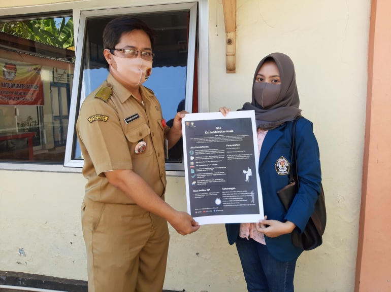 Penyerahan dan penempelan poster prosedur pengajuan Kartu Identitas Anak (KIA) melalui e-service di Kelurahan Banyumanik/dokpri