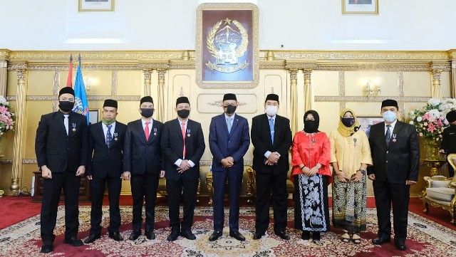 Gubernur SulSel (tengah) bersama penerima Tanda Kehormatan Satyalancana Karya Satya (13/08/20).