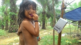 Anak Rimba mendengarkan radio (foto : Elvidayanty/dok. KKI Warsi)