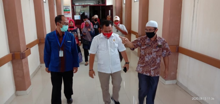 Happy Naldy di dampingi pihak RSUD Padang Pariaman menuju ruangan inap Saldi Ramadhan di RSUD Padang Pariaman. (foto dok naldi, sekretariat gerindra padang pariaman)