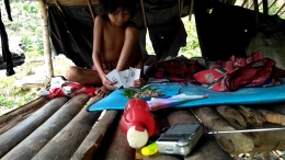Anak Rimba belajar sambil mendengarkan radio. (Foto : Jauharul Maknun/dok. KKI Warsi)