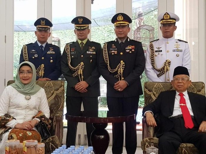 (Momen Ndan Sigit Gatot bersama ajudan Wapres KH. Ma'ruf Amin/ sumber foto dilansir dari detiknews.com)