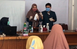   Demonstrasi pembuatan disinfektan oleh mahasiswa UNDIP