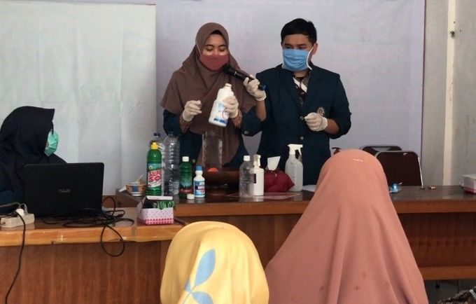   Demonstrasi pembuatan disinfektan oleh mahasiswa UNDIP