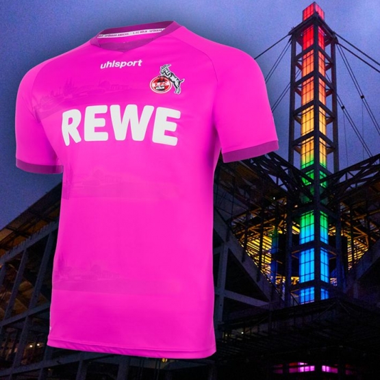Jersey yang menjadi polemik penggemar FC Koln yang kemudian diubah menjadi pink oleh pihak klub. Gambar: Twitter/FCKoeln_en