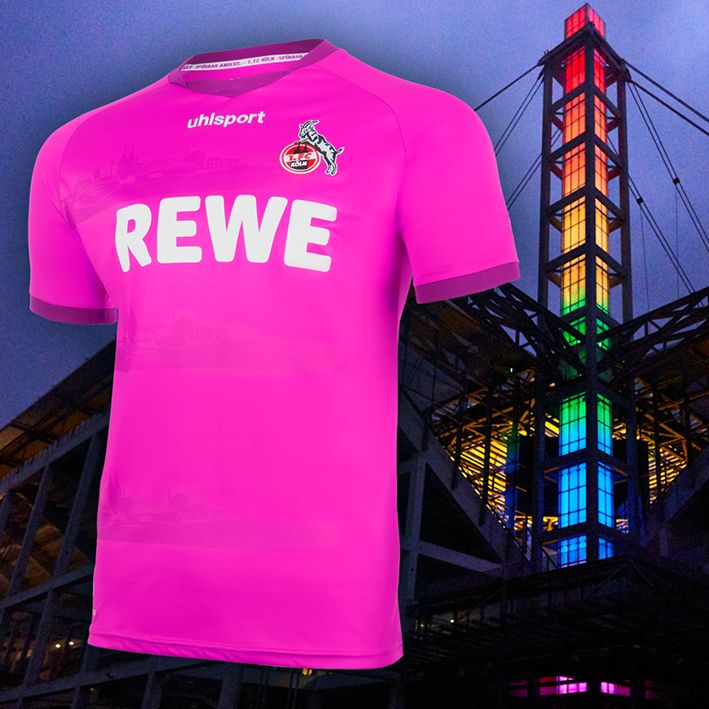 Jersey yang menjadi polemik penggemar FC Koln yang kemudian diubah menjadi pink oleh pihak klub. Gambar: Twitter/FCKoeln_en