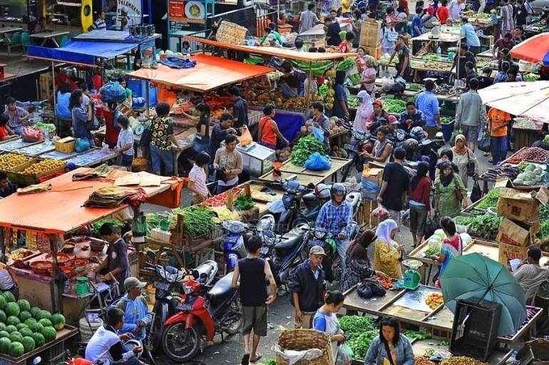 Pasar rakyat sebagai potret ekonomi kerakyatan. (Foto: Amerta.id).