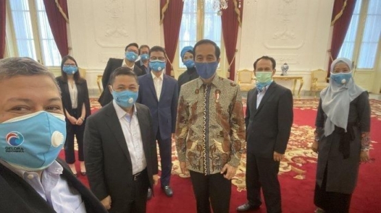 Fahri Hamzah berfoto bersama Jokowi di istana (twitter.com/ @fahrihamzah via tribunnews.com).