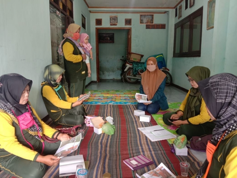 Mahasiswa KKN Undip Ciptakan POC dari Limbah Air Cucian Mahasiswa KKN Undip Ciptakan POC dari Limbah Air Cucian