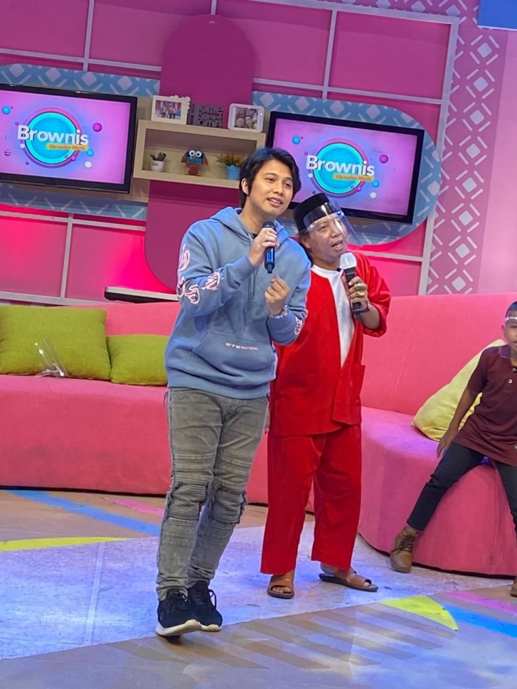 Keseruan duet dadakan anak dan ayahnya, Ahmad Syaiful dan Mastur (Dok Pribadi)