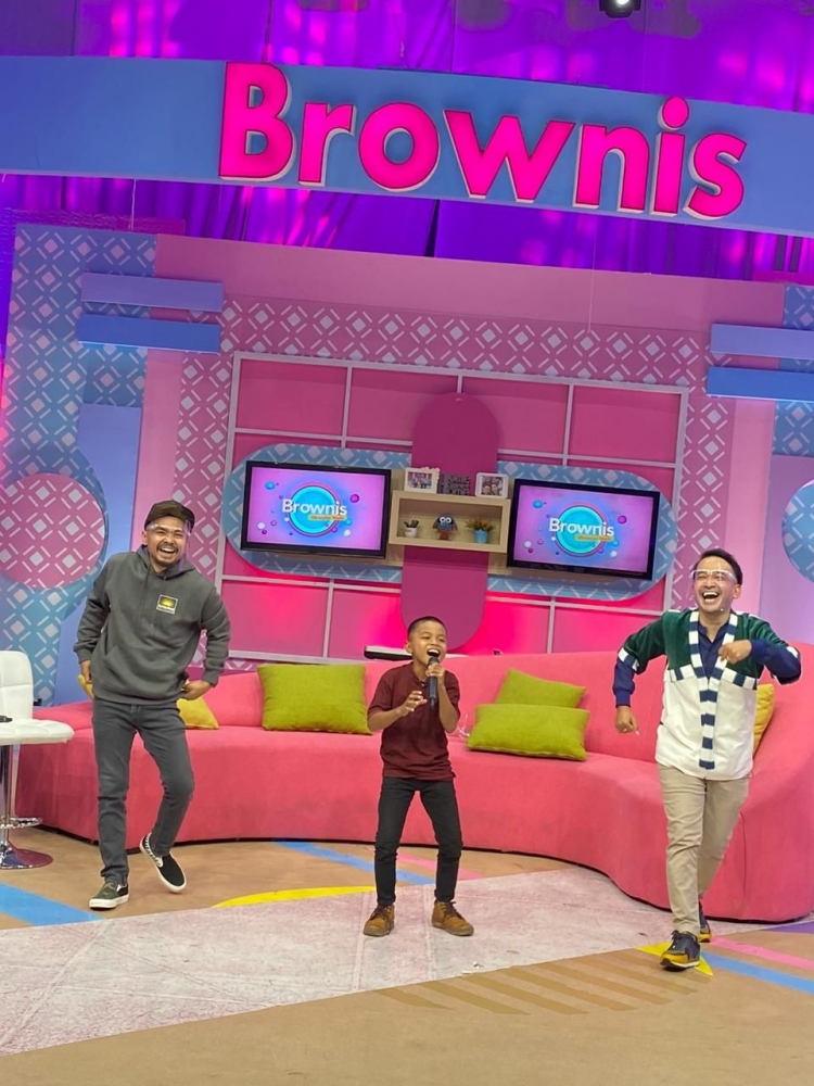 Cerianya Wendy Cagur dan Ruben Onsu menari bersama saat Alwiansyah, bocah asal Sulawesi menyanyikan lagu (Dok Pribadi)
