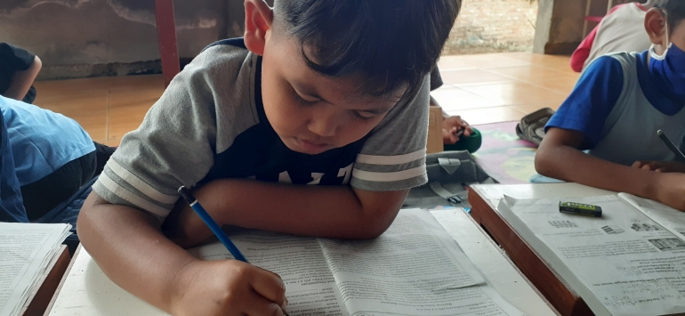 Bimbingan belajar untuk anak-anak bangku sekolah dasar oleh KKN Undip bersama karang taruna Dusun Sorowangsan, Senin (20/7) (Sumber: Dok. Pribadi)