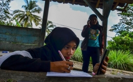 Seorang pelajar melaksanakan belajar online di desa (Antara/AdangBustomi via Bisnis.com)