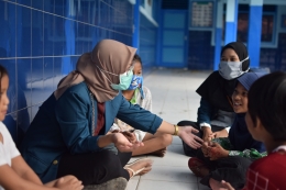 Kegiatan edukasi kepada anak-anak terkait pentingnya memakai masker di masa pandemi/dokpri