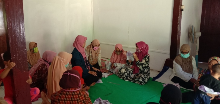 Edukasi pemanfaatan kain perca untuk APD dengan ibu-ibu Dawis Mawar (Dok. Pribadi)