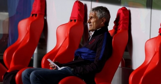 Quique Setien hanya bisa terpaku melihat anak-anak asuhnya ditekuk Bayern Muenchen | Getty Images via joe.co.uk