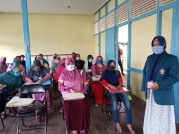 DokpriReni Artati, Mahasiswi KKN Undip melakukan edukasi pencegahan penyebaran Covid-19 kepada masyarakat Keluarahan Kedamin Hulu. (Sumber: Galeri Penulis).