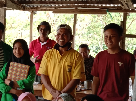 Kompol Ridwan bersama pelajar dan mahasiswa yang berguru padanya .Didampingi Zaini (Foto dokumentasi pribadi)