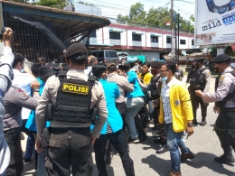 Massa terlibat bentrok dengan polisi. Foto: Dokumen Pribadi