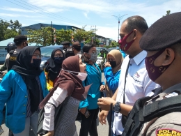 Salah seorang mahasiswi mencaci aparat kepolisian dengan kata yang tidak pantas. Foto: Dokumen Pribadi