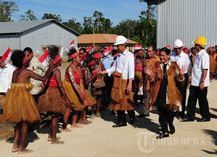 Presiden Jokowi dan Ibu Iriana mengenakan pakaian rumbai Papua dalam suatu kunjungan kerja ke Papua (Foto: tribunnews.com)