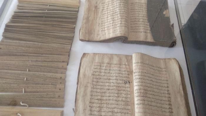 (Beberapa manuskrip yang tersimpan di Museum Pusaka Keraton Kasepuhan. Sumber: tribuncirebon.com)