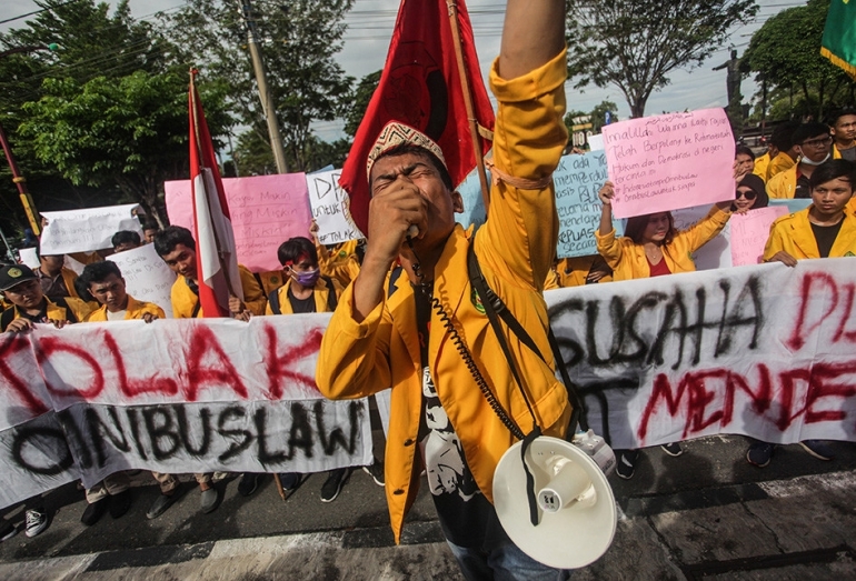 Demo penolakan Omnibus Law (Foto: ANTARA/MAKNA ZAEZAR)