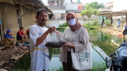 Pemberian Maggot kepada Pemiliki Kolam Pemancingan (dokpri)