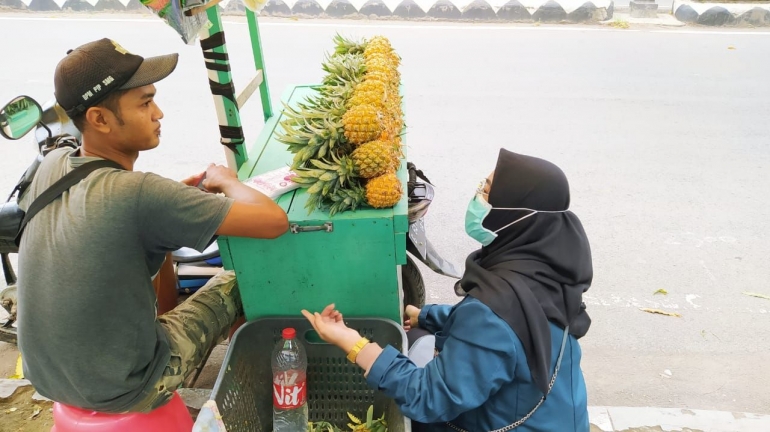 Wawancara dengan penjual nanas madu/dokpri