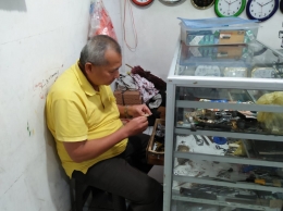 Pak Riadi di bengkel reparasi jam miliknya (Dokpri)