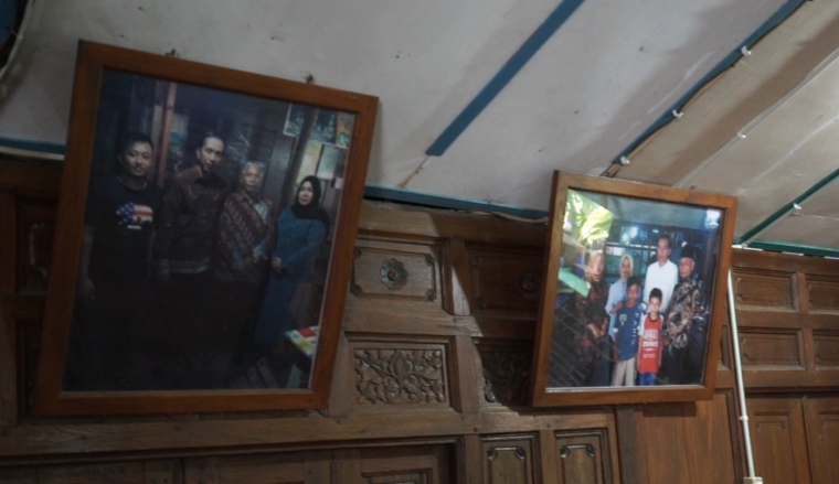 Foto Presiden Jokowi dipajang di pintu gebyok warung ayam Mbah Karto/dok pribadi