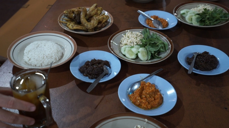 Menu lengkap ayam, sambal blondo, hingga lalapan di warung makan Mbah Karto/dok pribadi