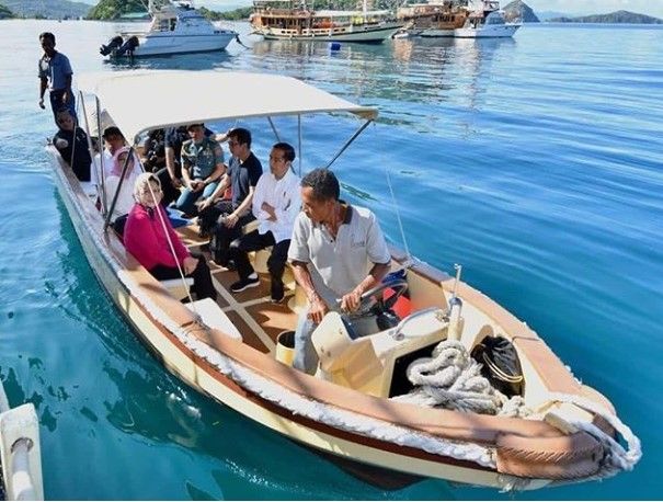 Duduk di perahu kecil pun tegap. Sumber: akun IG @Jokowi