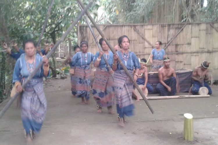 Tarian Tua Reta Lou (menyambut tamu) dari Hewakloang, kab. Sikka oleh Sanggar budaya Bliran Sina. (Foto: Kompas.com).