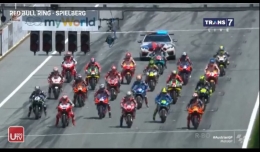 Balapan dimulai lagi dan posisi terdepan diisi Pol, Dovi, dan Miller. Gambar: Motogp/Trans7/Useetv