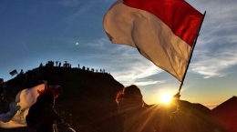 ilustrasi bendera merah putih berkibar di puncak bukit -travel.tribunnews.com 