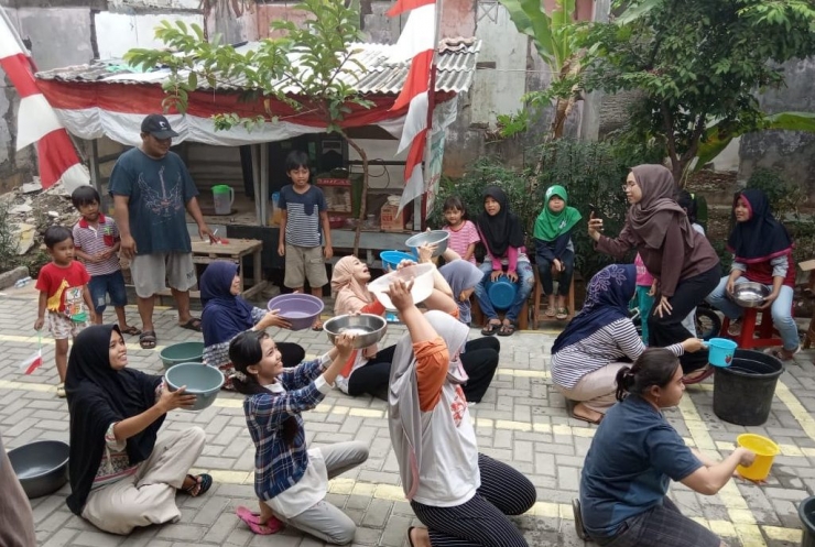Lomba memindahkan air untuk meramaikan HUT 75 RI, di sekitaran daerah Kabupaten Bogor, 15 Agustus 2020. (Foto: Dok. Pribadi) 