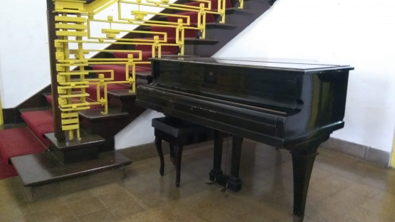 Piano yang dijadikan alas menulis tangan naskah proklmasi (dok.windhu)