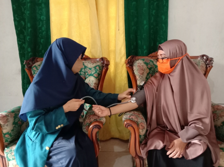 Pemeriksaan Tekanan Darah oleh Aulia Arinnindya Sabila, mahasiswi KKN Undip di Balikpapan, Kalimantan. (Sumber: Galeri Penulis).