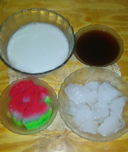 Kuah santan, saus manis, es batu, dan kue Selendang Mayang siap ditata di gelas (Sumber: Dokumentasi pribadi)
