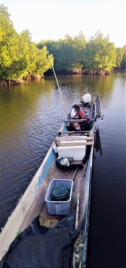 Di atas perahu pada kawasan mangrove orang Bajo sedang menyiapkan peralatannya (Gambar Marahalim Siagian)