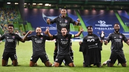 Para pemain Lyon merayakan kemenangan, sumber :  (Franck Fife/Pool Photo via AP)