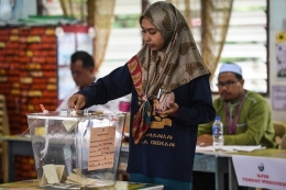 ILUSTRASI. Warga Malaysia memberikan suaranya dalam pemilu sela di Port Dickson, pada 31 Oktober 2018.(AFP / MOHD RASFAN via kompas.com)