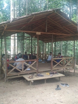 Diskusi kelompok di pondok yahng asri di tengah hutan (foto:edipetebang)