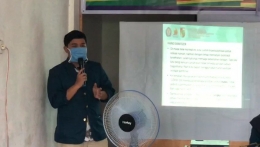 Penjelasan mengenai hand sanitizer oleh mahasiswa KKN Undip/dokpri