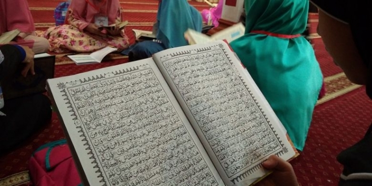 ilustrasi membaca kitab suci Al Quran. (sumber: kompas.com)