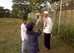 Babeh Haji Bunyamin, salah satu tokoh masyarakat Bambu Apus saat shooting film 